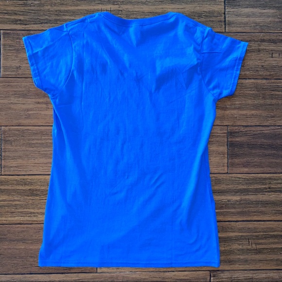 Gildan Blue Wine V-Neck T-Shirt🍷 - Picture 3 of 5